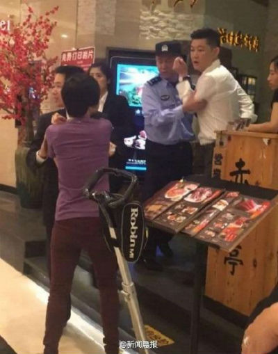 Quản lý nhà hàng đòi đánh khách hàng mang thai khi bị nhắc dập thuốc lá